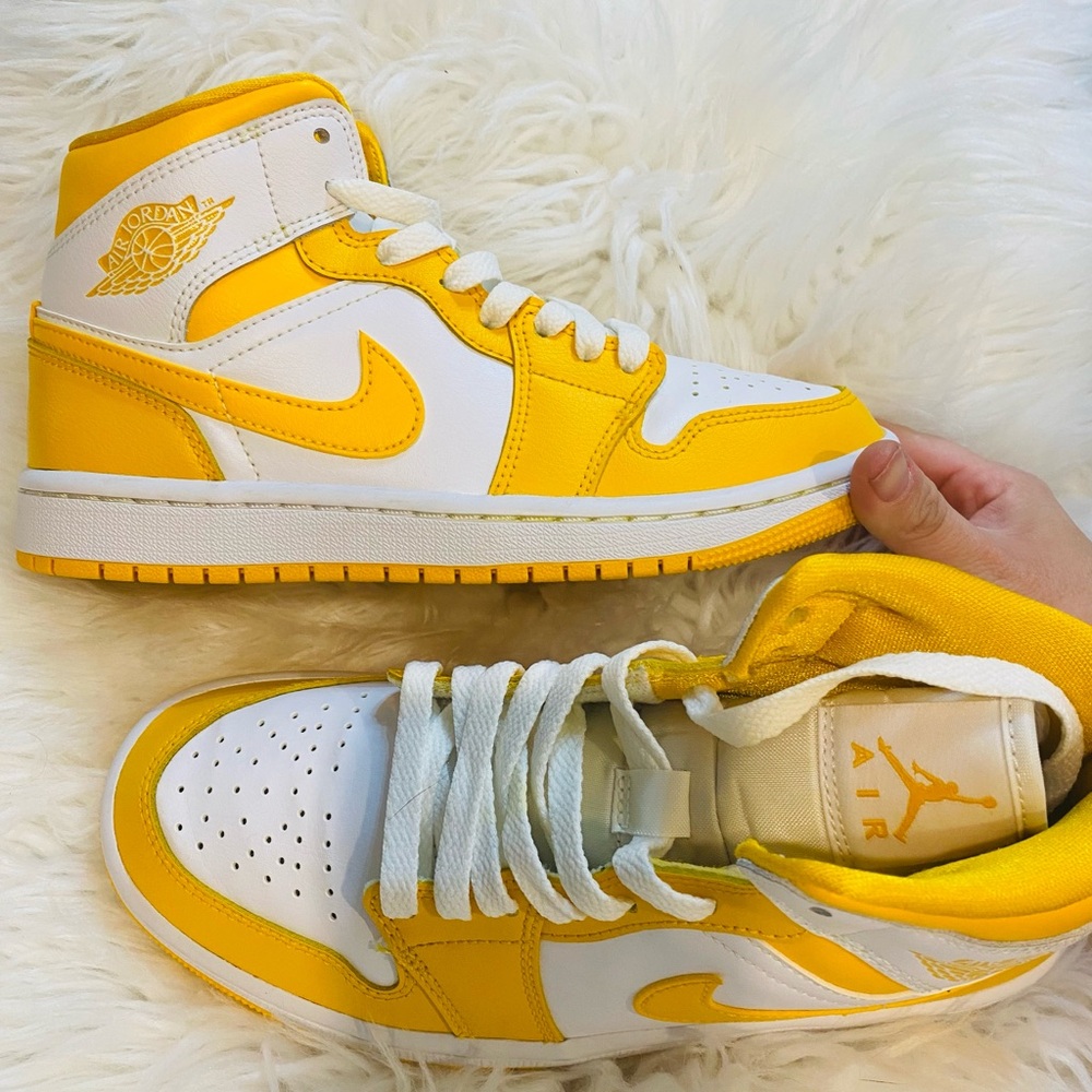 Wmns Air Jordan 1 Mid 'University Gold'